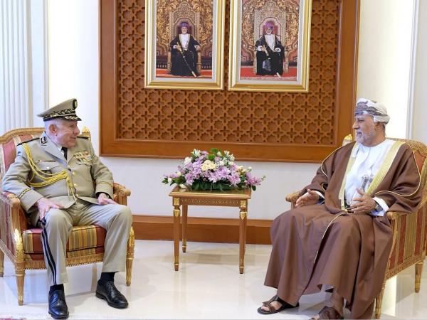 الفريق أول السعيد شنقريحة يستقبل بمسقط من قبل نائب رئيس الوزراء لشؤون  الدفاع في سلطة عمان