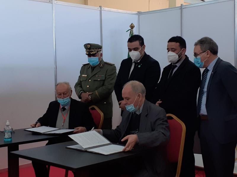 Signature d'un accord dans le salon Algest 2021
